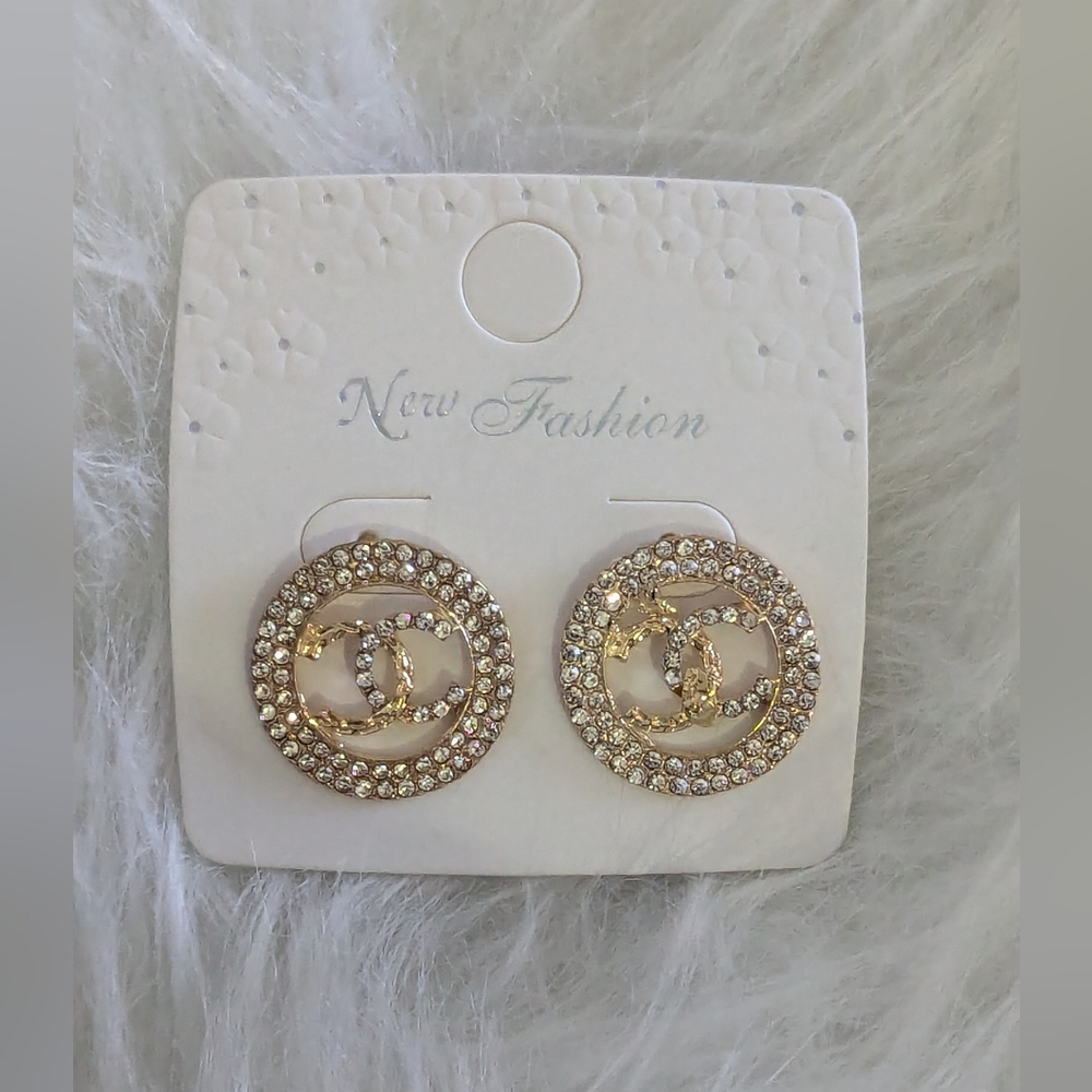 Gorgeous Fashion Gold Stud Earrings Add a touch of sparkle to your outfit 🩷